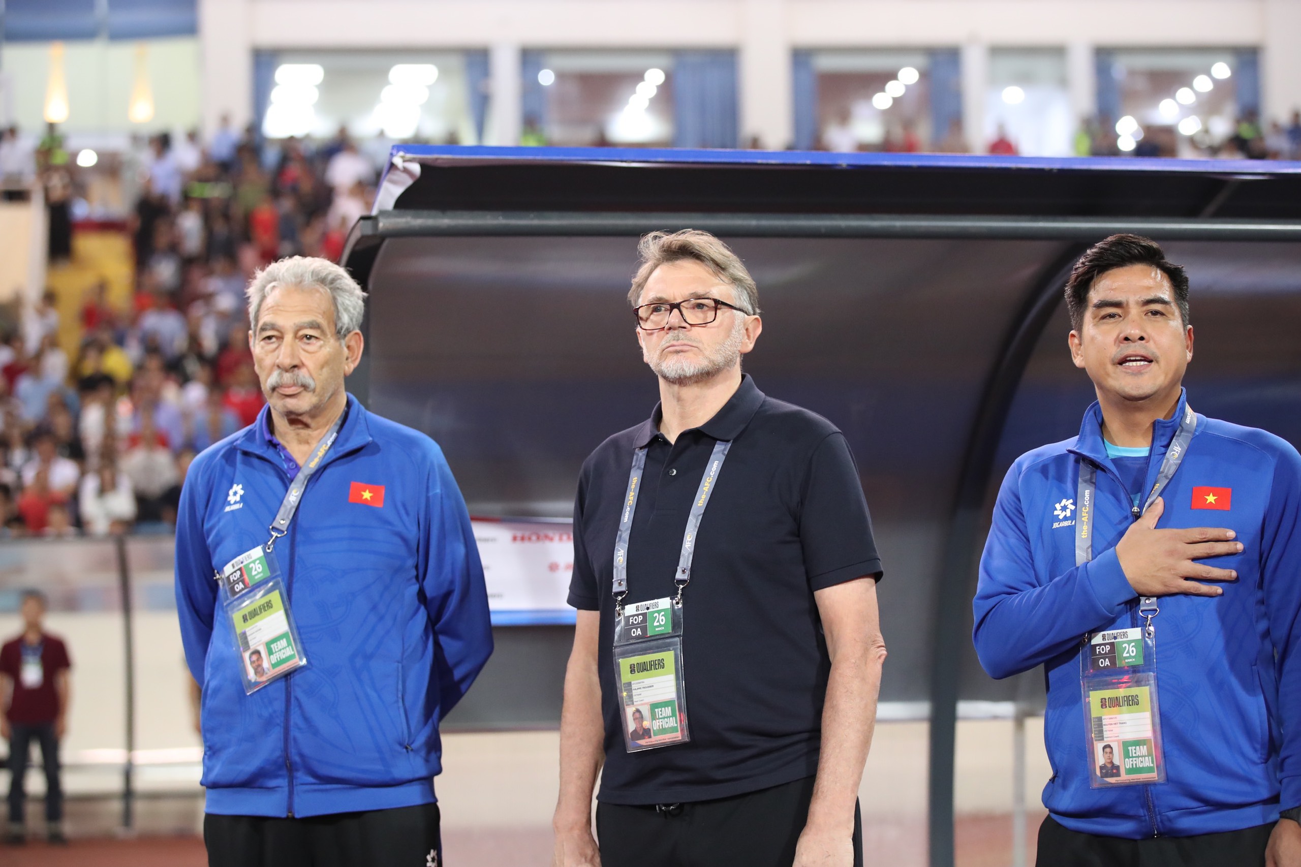 Ngày đội tuyển Việt Nam tụt hạng FIFA, HLV Troussier day dứt: ‘Tôi nặng lòng vì thất bại…’- Ảnh 2. Ngày đội tuyển Việt Nam tụt hạng FIFA, HLV Troussier day dứt: ‘Tôi nặng lòng vì thất bại…’- Ảnh 2.