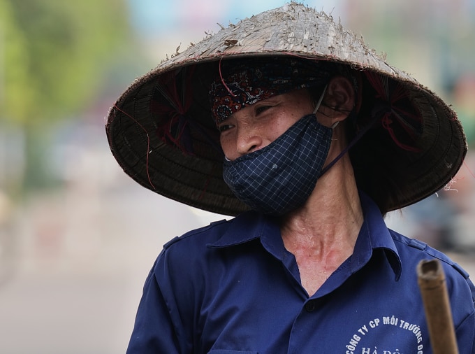 Người lao động Hà Nội làm việc trong nắng nóng cuối tháng 4/2024. Ảnh: Ngọc Thành