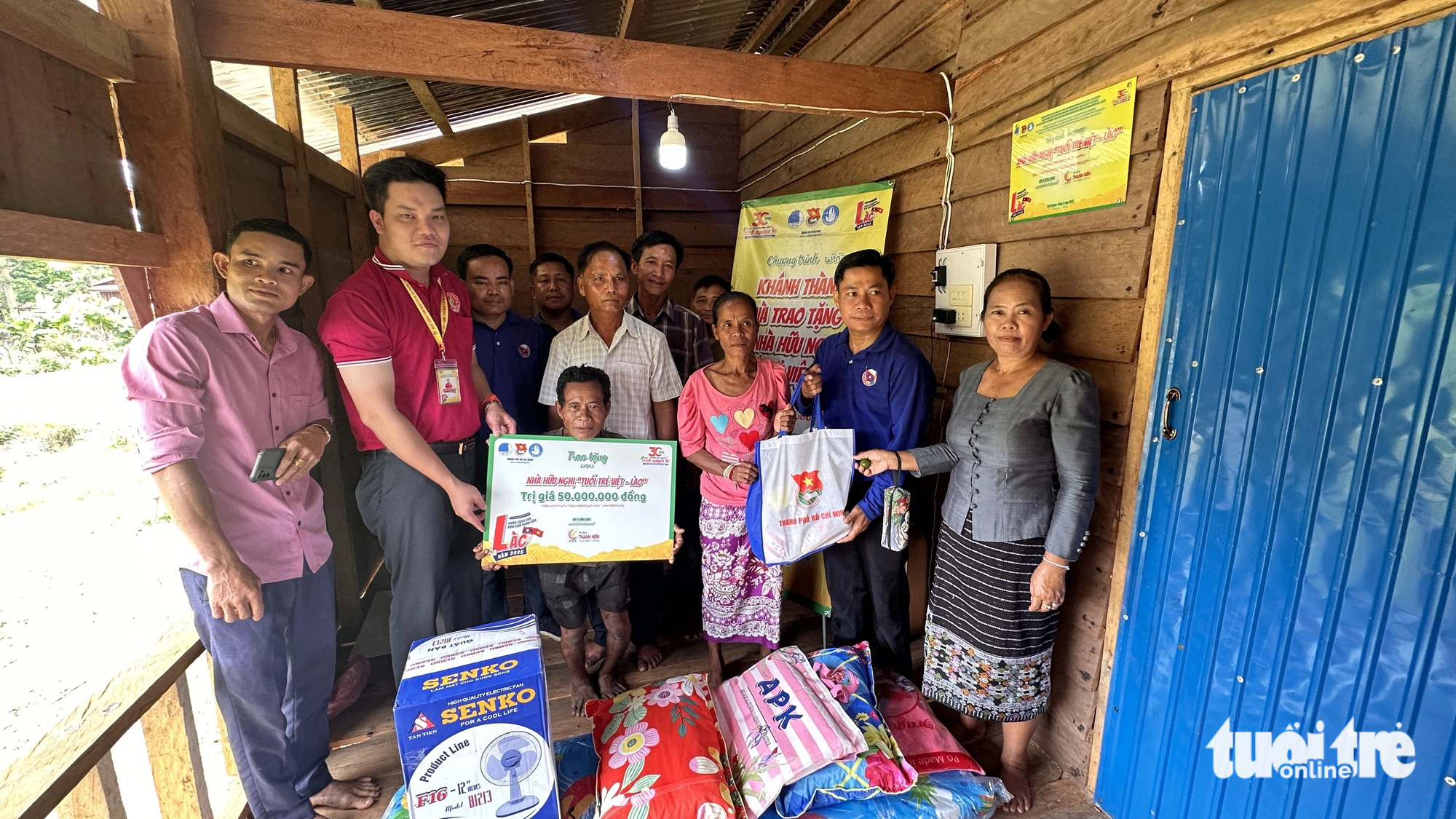 125.000 chiến sĩ đăng ký hè tình nguyện TP.HCM, lễ ra quân ở công viên bờ sông Sài Gòn- Ảnh 1. Chiến sĩ tình nguyện hè của TP.HCM trên đất nước bạn Lào - Ảnh: C.T.