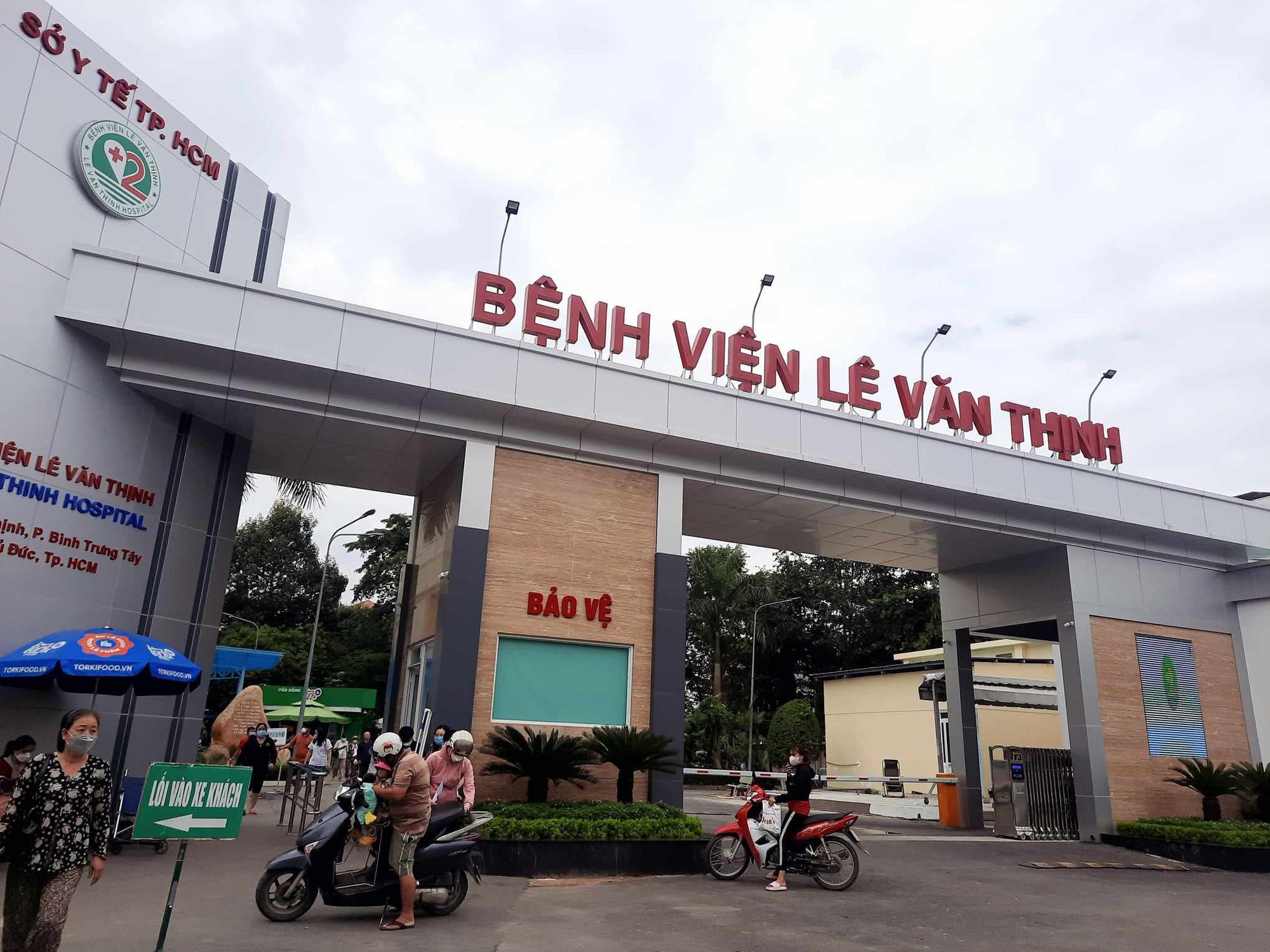 Nhiều học sinh nghi ngộ độc thực phẩm nhập viện tại Bệnh viện Lê Văn Thịnh (TP Thủ Đức) - Ảnh: THU HIẾN