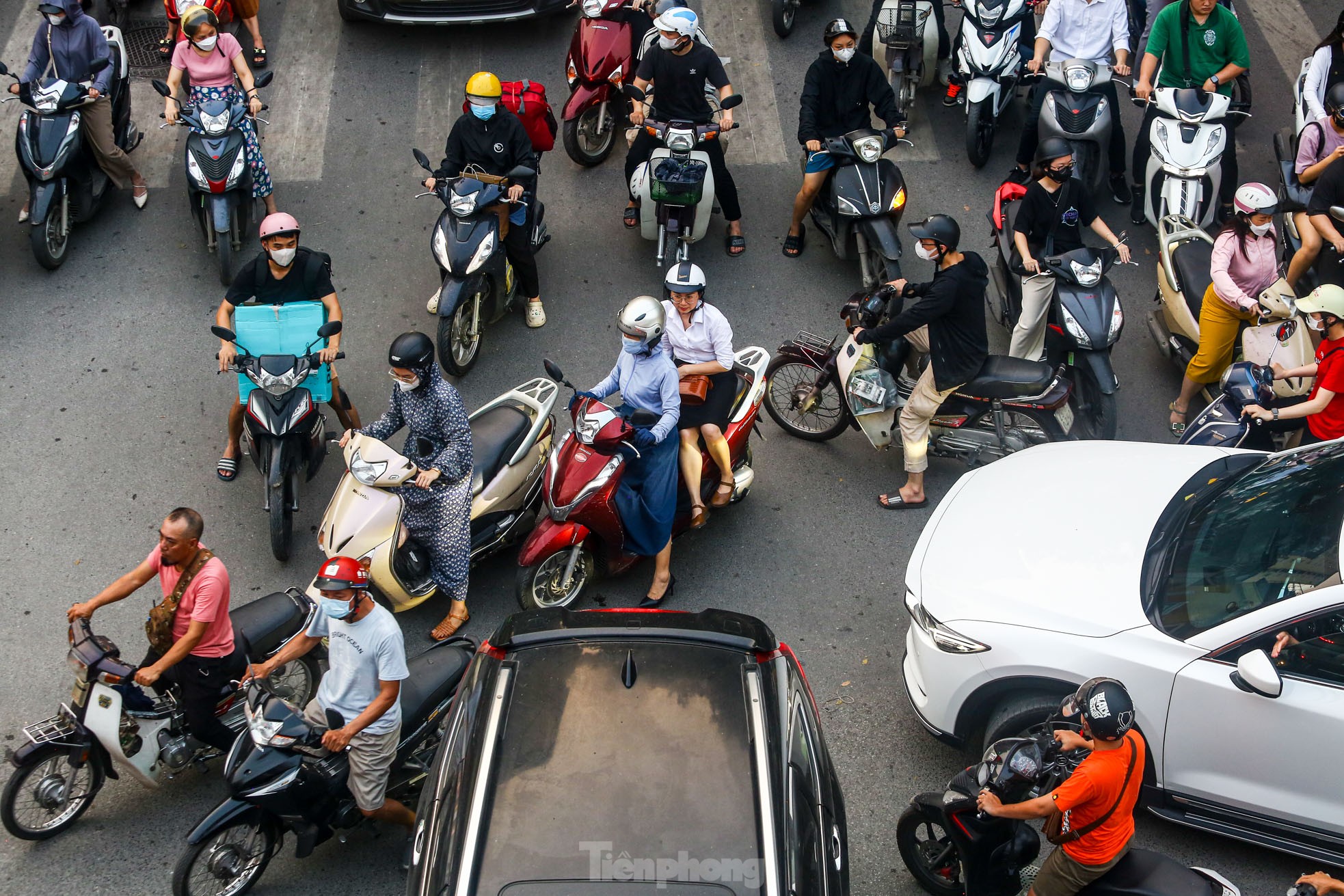 Xe buýt 'chôn chân', ô tô nhích từng chút giữa cơn tắc đường ở Hà Nội trước ngày nghỉ lễ ảnh 5