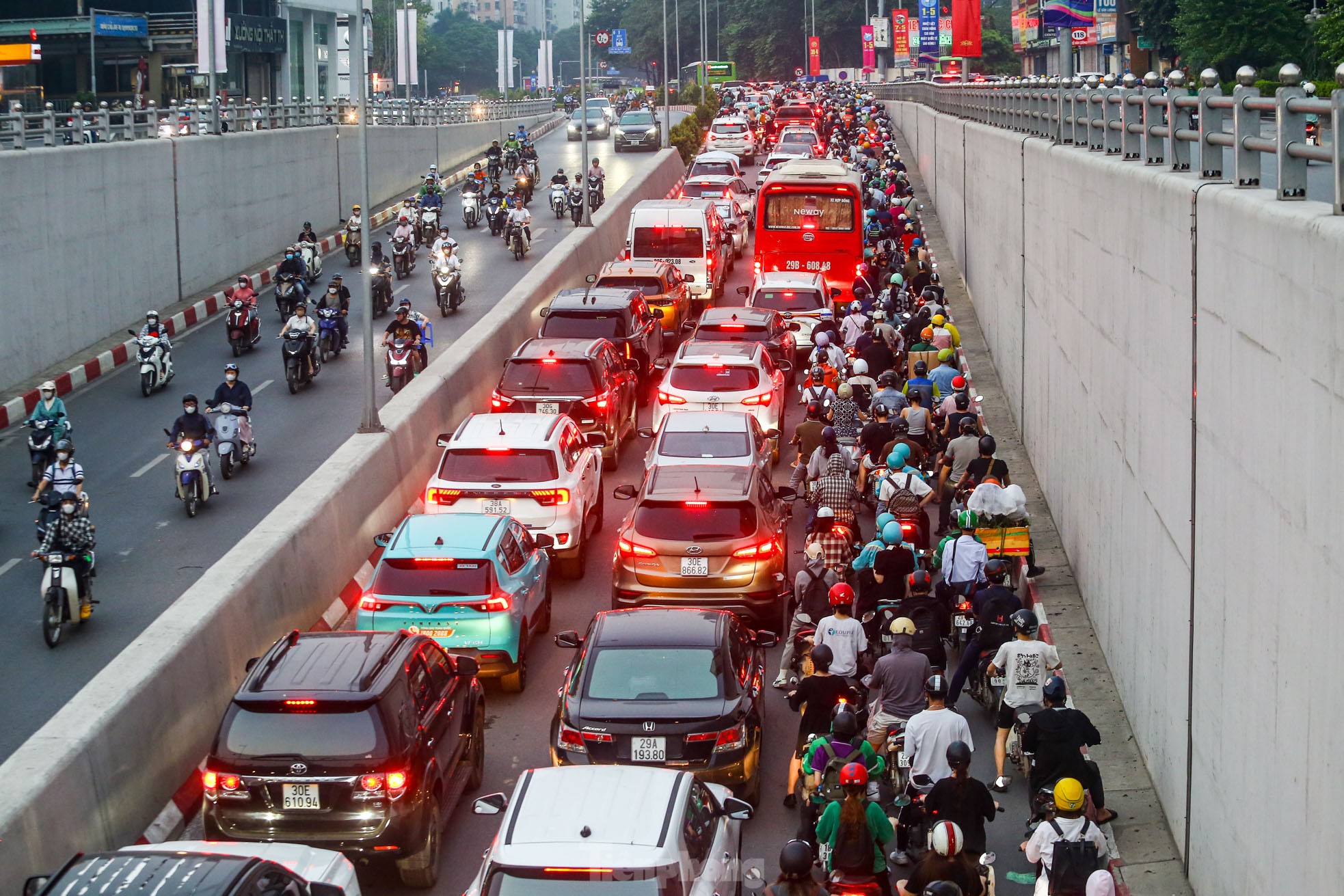 Xe buýt 'chôn chân', ô tô nhích từng chút giữa cơn tắc đường ở Hà Nội trước ngày nghỉ lễ ảnh 6