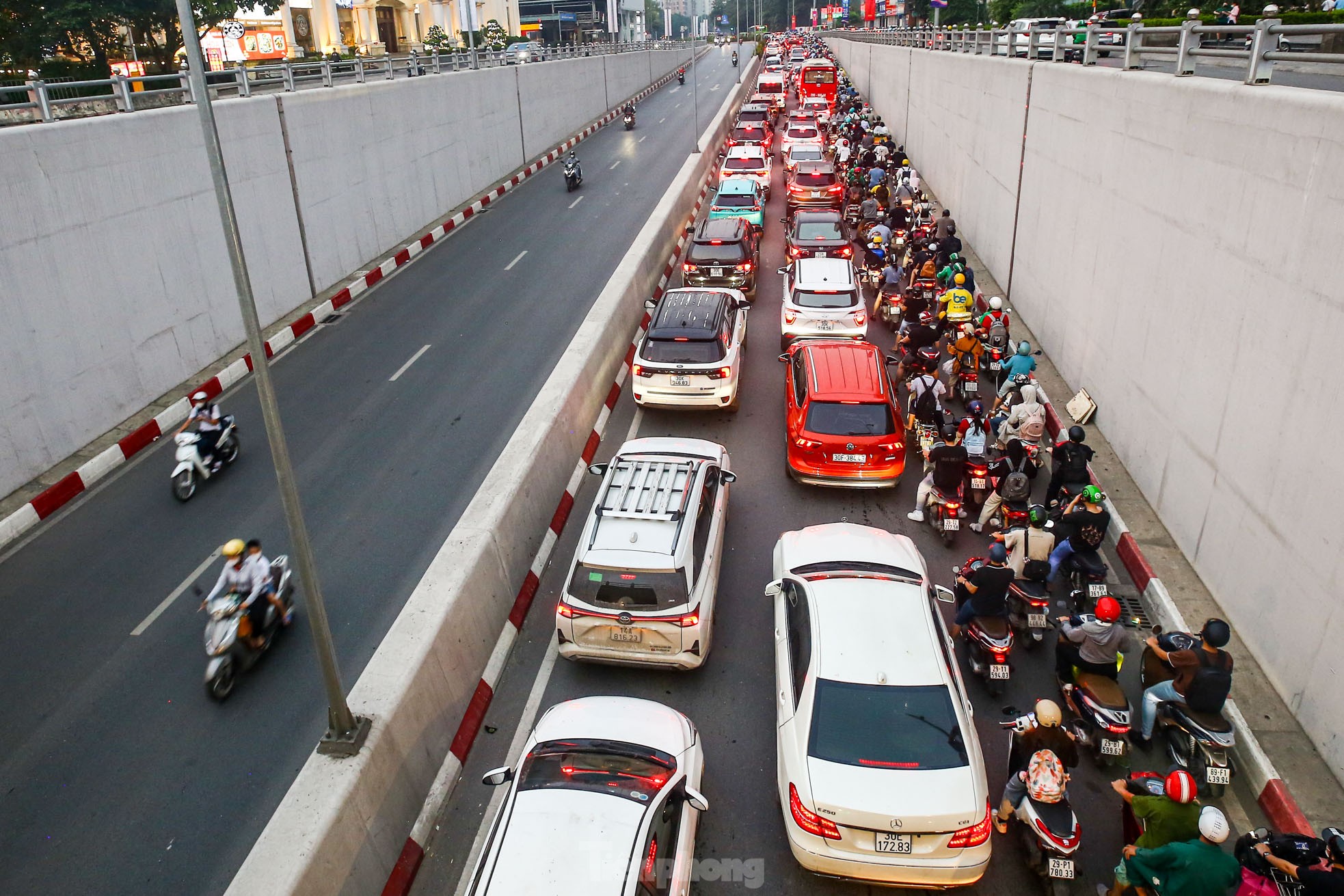 Xe buýt 'chôn chân', ô tô nhích từng chút giữa cơn tắc đường ở Hà Nội trước ngày nghỉ lễ ảnh 7