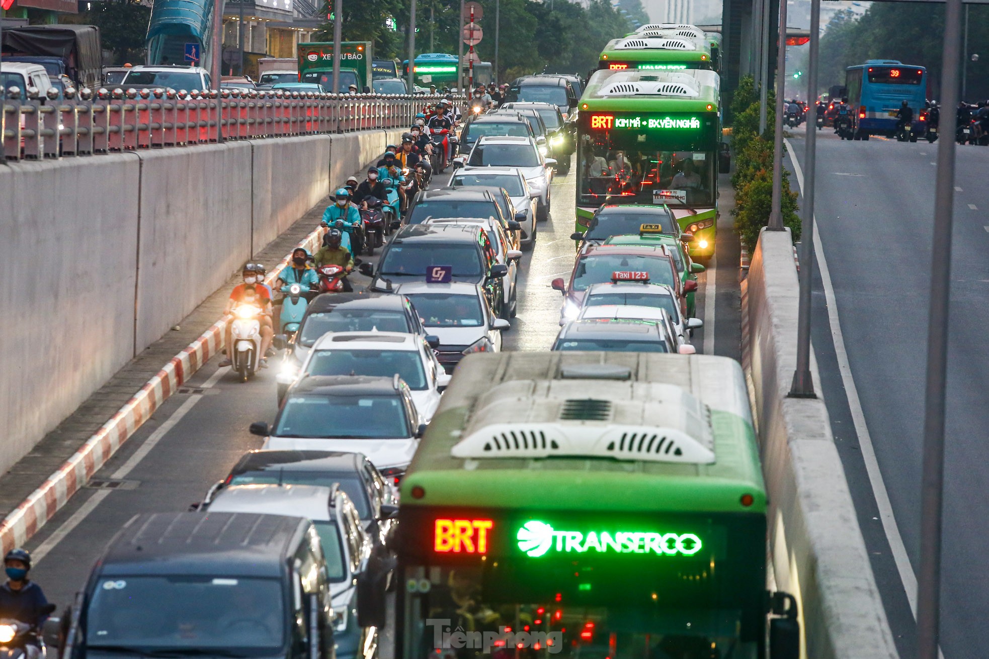 Xe buýt 'chôn chân', ô tô nhích từng chút giữa cơn tắc đường ở Hà Nội trước ngày nghỉ lễ ảnh 9