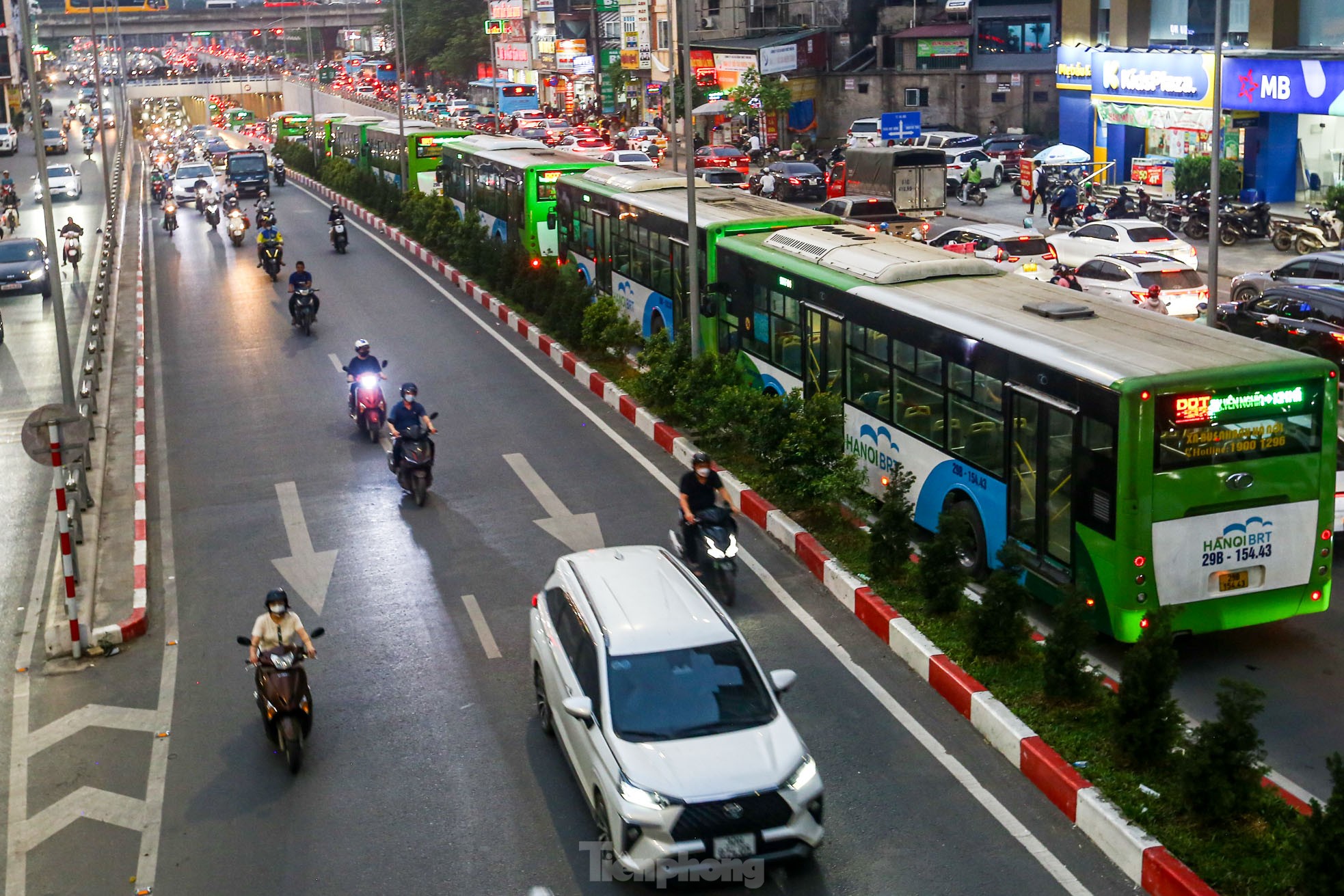 Xe buýt 'chôn chân', ô tô nhích từng chút giữa cơn tắc đường ở Hà Nội trước ngày nghỉ lễ ảnh 10