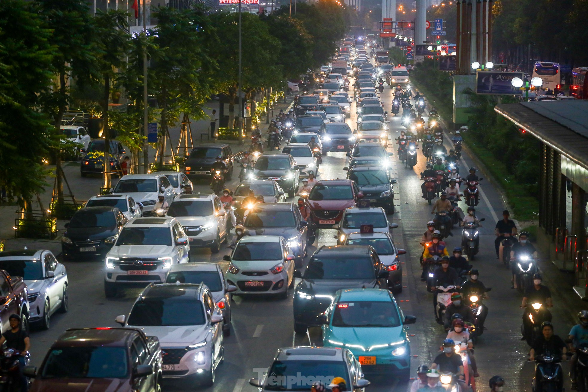 Xe buýt 'chôn chân', ô tô nhích từng chút giữa cơn tắc đường ở Hà Nội trước ngày nghỉ lễ ảnh 13