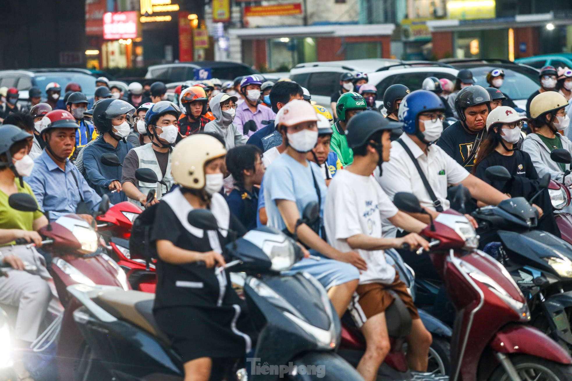 Xe buýt 'chôn chân', ô tô nhích từng chút giữa cơn tắc đường ở Hà Nội trước ngày nghỉ lễ ảnh 14
