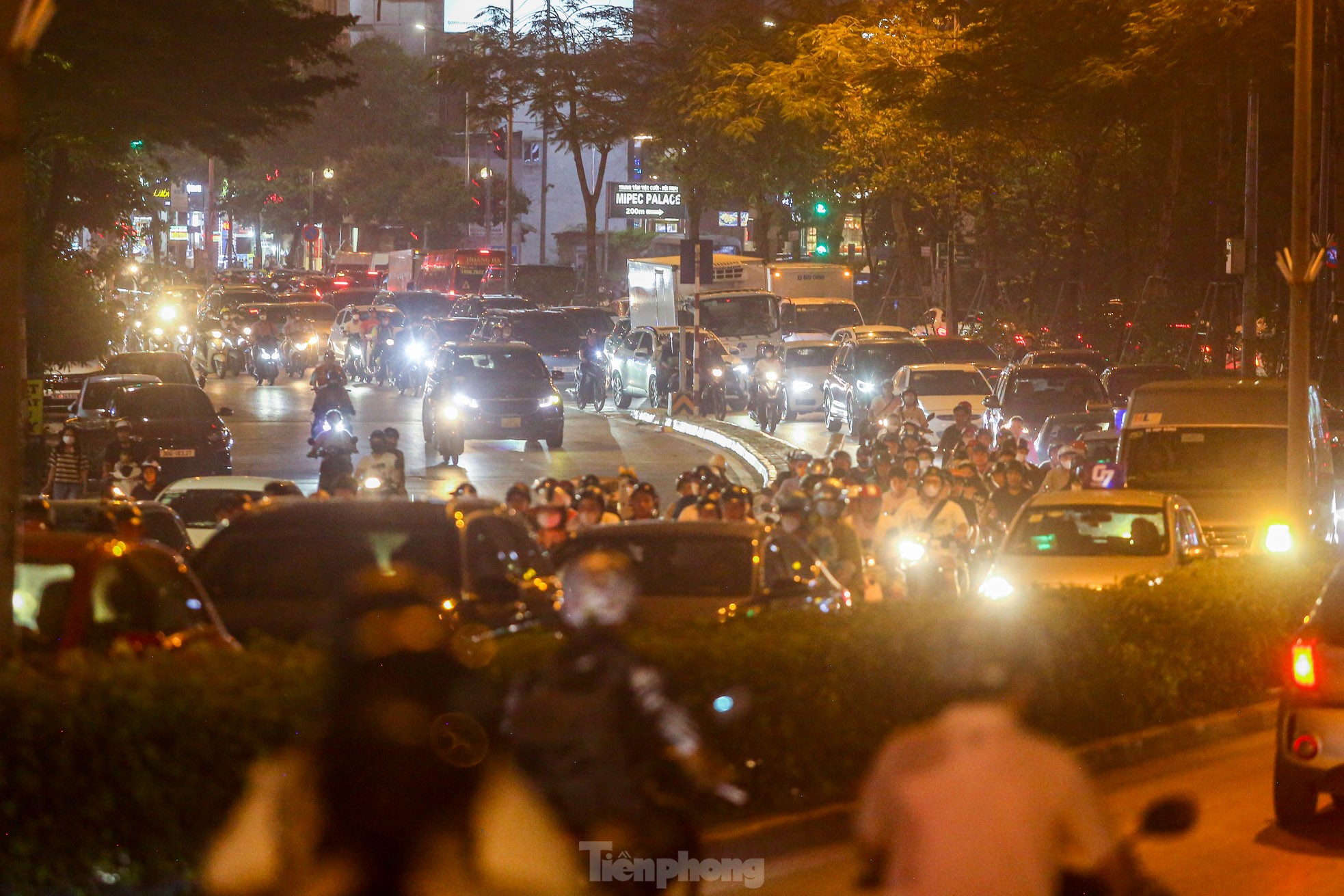 Xe buýt 'chôn chân', ô tô nhích từng chút giữa cơn tắc đường ở Hà Nội trước ngày nghỉ lễ ảnh 20