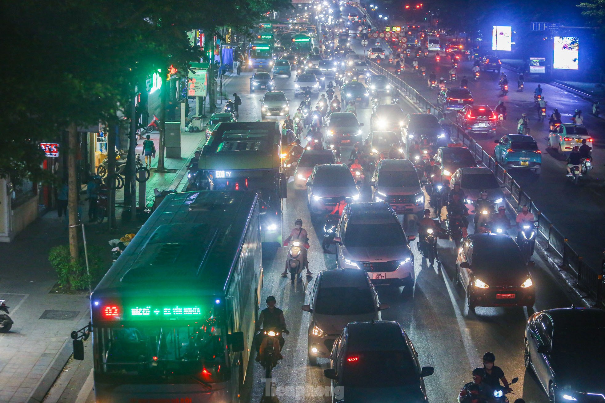 Xe buýt 'chôn chân', ô tô nhích từng chút giữa cơn tắc đường ở Hà Nội trước ngày nghỉ lễ ảnh 22