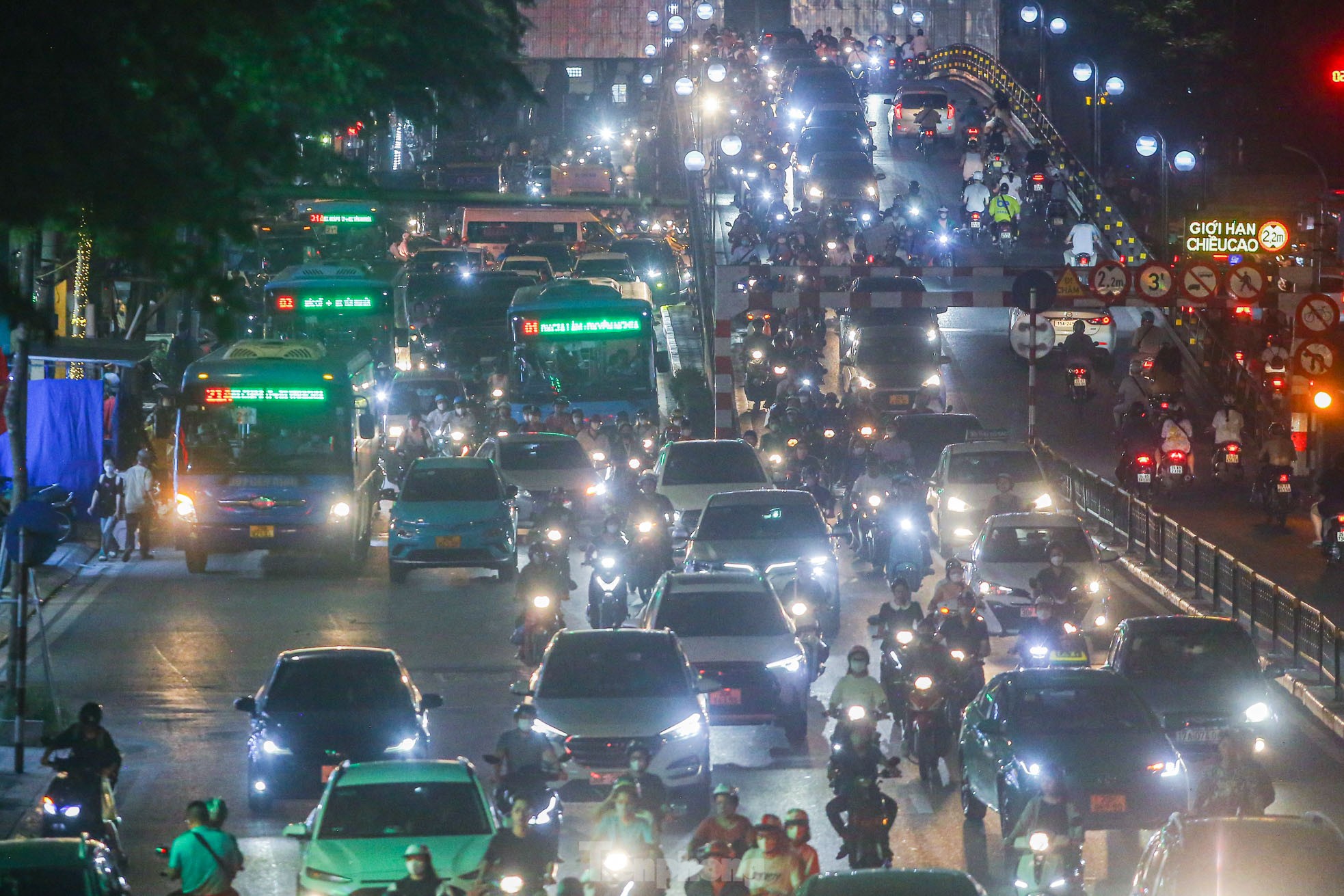 Xe buýt 'chôn chân', ô tô nhích từng chút giữa cơn tắc đường ở Hà Nội trước ngày nghỉ lễ ảnh 23