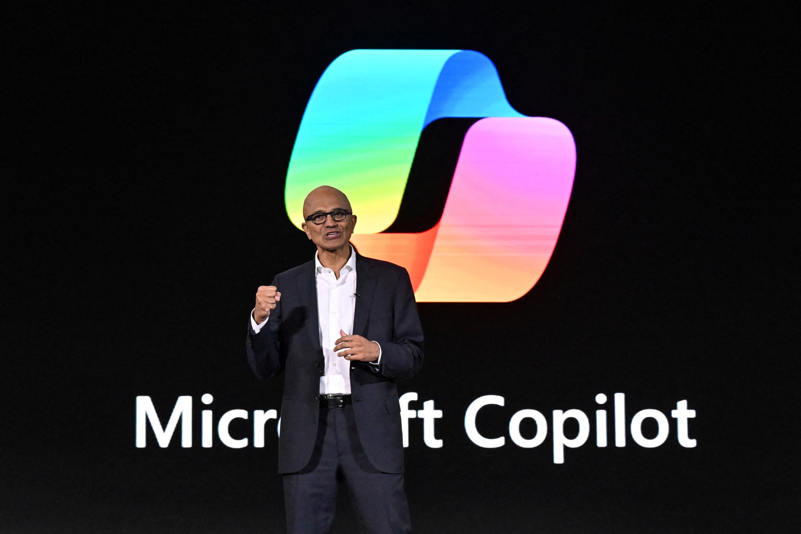 CEO Microsoft thăm Indonesia, công bố đầu tư 1,7 tỉ USD- Ảnh 2. CEO Microsoft thăm Indonesia, công bố đầu tư 1,7 tỉ USD- Ảnh 2.