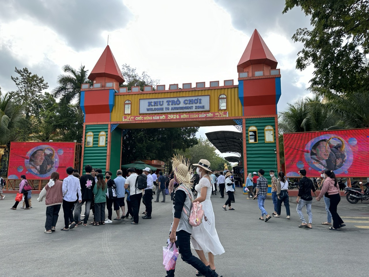 CLIP: Khu du lịch ở Bình Dương đông nghẹt khách - Ảnh 5. CLIP: Khu du lịch ở Bình Dương đông nghẹt khách - Ảnh 5.