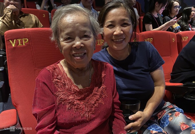 Khán giả Ánh Hường (phải) và mẹ, bà Nguyễn Thị Ớt, 81 tuổi. Ảnh: Quế Chi