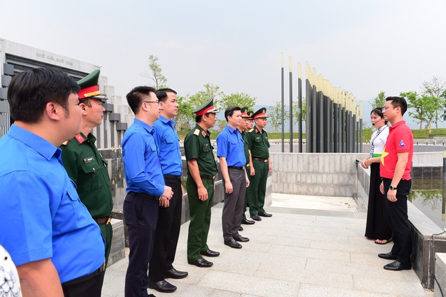 Bí thư T.Ư Đoàn dâng hương tại Đền thờ liệt sĩ Chiến trường Điện Biên Phủ ảnh 6