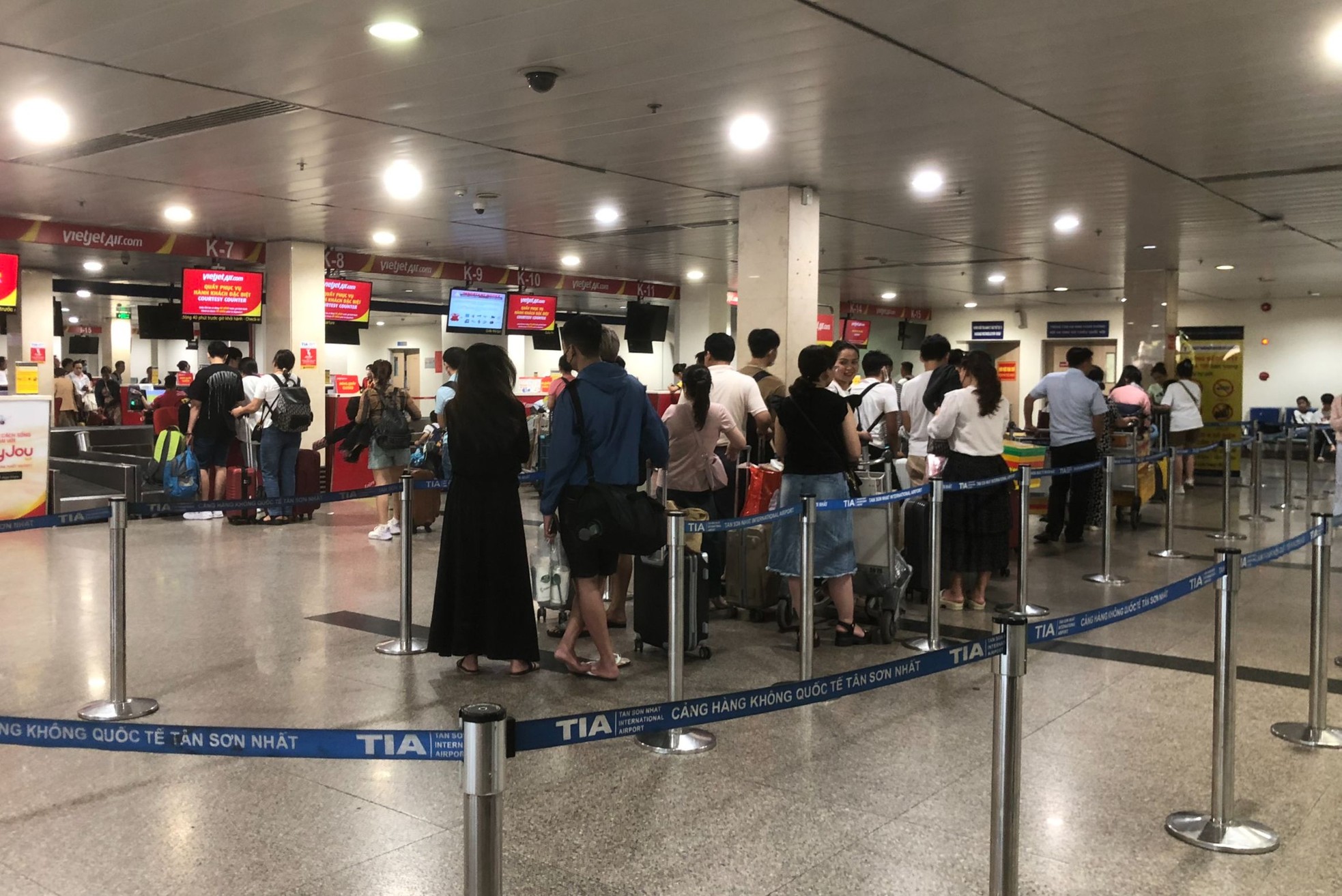 Bên trong sân bay Tân Sơn Nhất thời điểm 'khởi động' kỳ nghỉ lễ 5 ngày ảnh 8