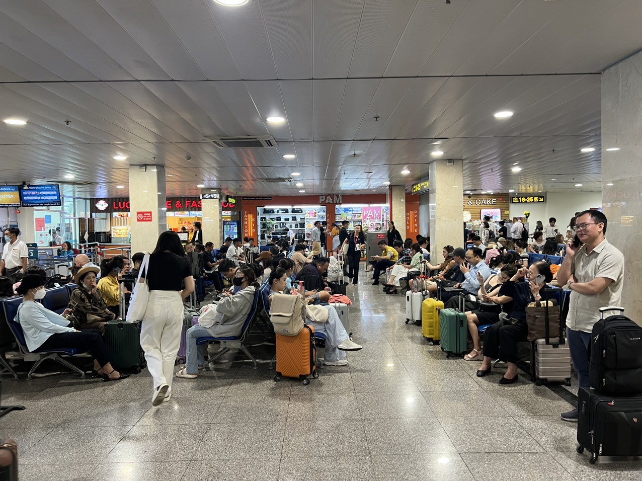 Bên trong sân bay Tân Sơn Nhất thời điểm 'khởi động' kỳ nghỉ lễ 5 ngày ảnh 9