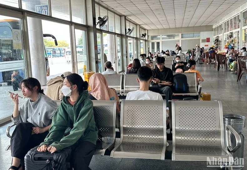 Bến xe, ga tàu chật kín hành khách rời Đà Nẵng ngày đầu nghỉ lễ ảnh 2