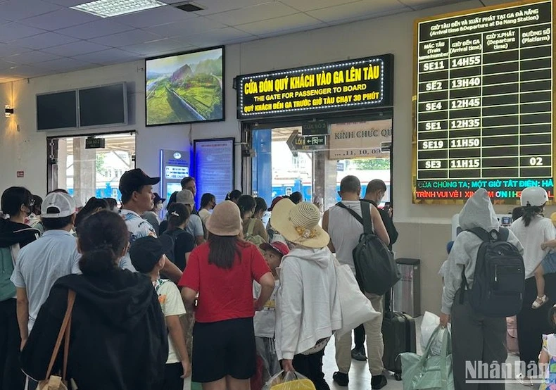 Bến xe, ga tàu chật kín hành khách rời Đà Nẵng ngày đầu nghỉ lễ ảnh 4