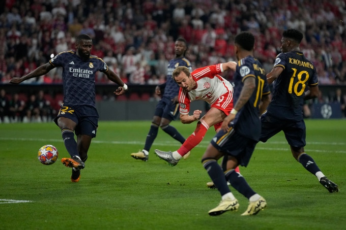 Tiền đạo Harry Kane dứt điểm trong trận Bayern - Real ở lượt đi bán kết Champions League trên sân Allianz Arena ngày 30/4. Ảnh: AP