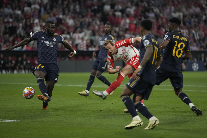 Tiền đạo Harry Kane dứt điểm trong trận Bayern - Real ở lượt đi bán kết Champions League trên sân Allianz Arena ngày 30/4. Ảnh: AP