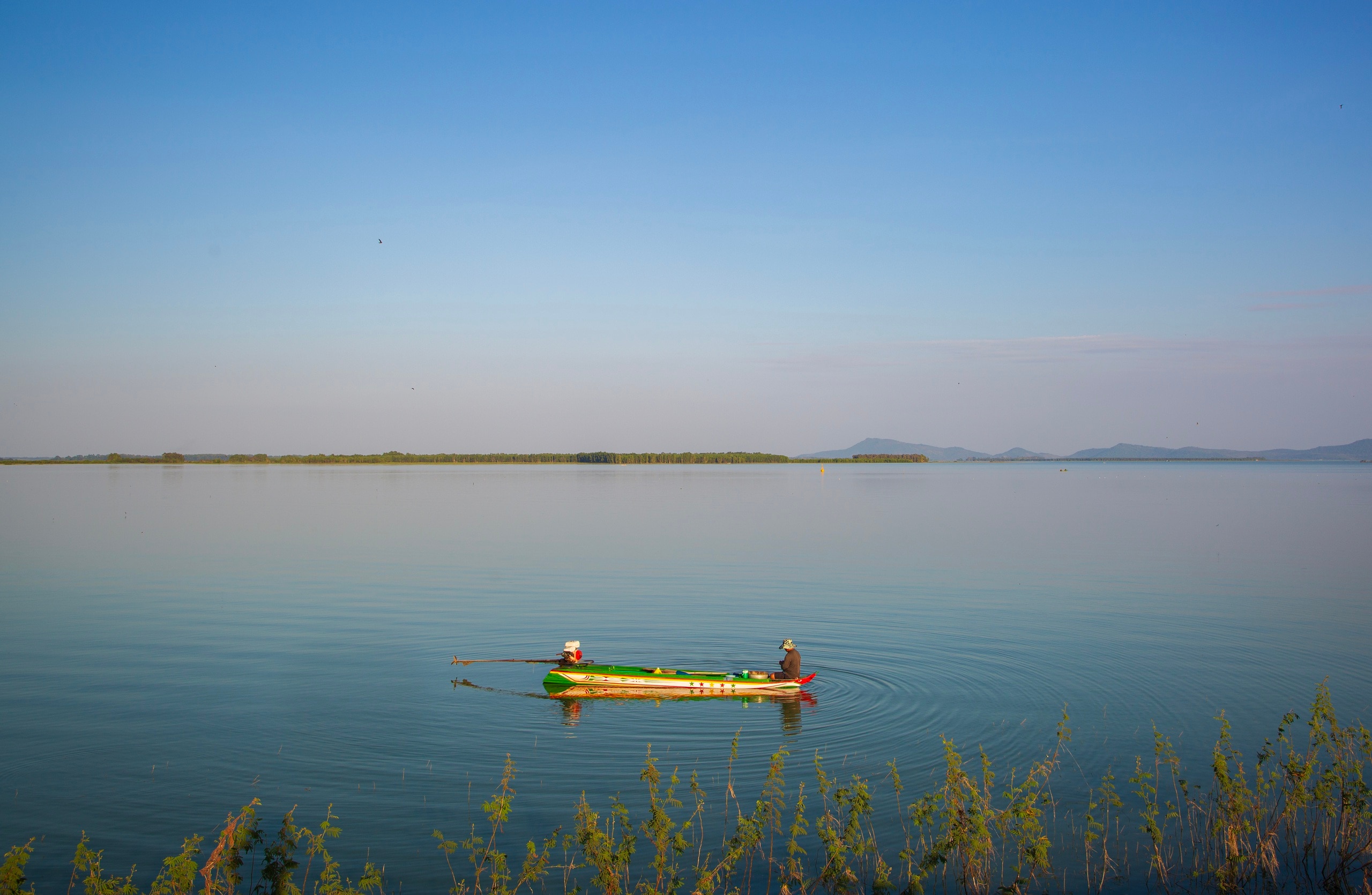 Hồ Dầu Tiếng rộng hơn 27 ki lô mét vuông, dung tích 1,58 tỉ mét khô nước, là hồ nhân tạo lớn nhất Đông Nam Á trải dài qua địa phận 3 tỉnh Tây Ninh, Bình Dương và Bình Phước