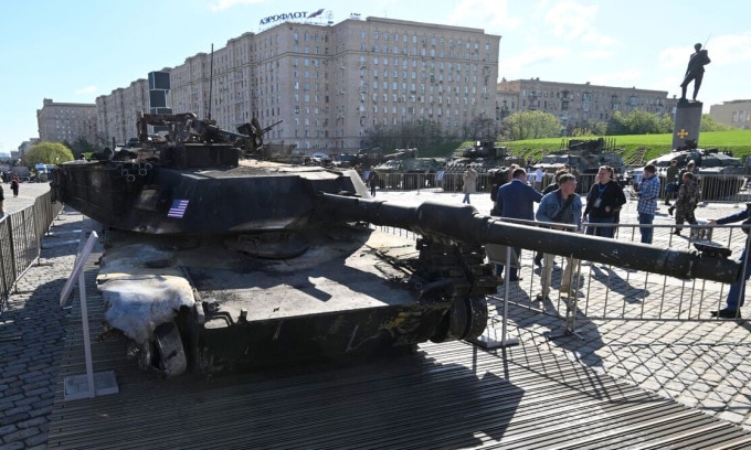 Xe tăng Abrams trưng bày tại triển lãm trên đồi Poklonnaya ở Moskva ngày 1/5. Ảnh: RIA Novosti