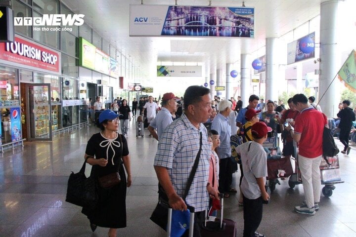 Du khách đến Đà Nẵng bằng đường hàng không. (Ảnh: Xuân Tiến)