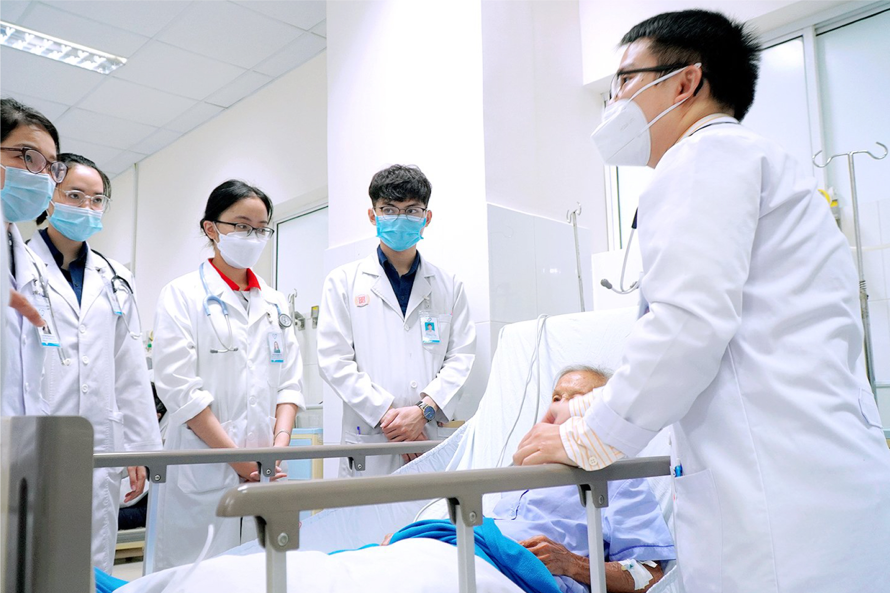 Công bố điểm sàn ngành y khoa, có trường chỉ xét thí sinh không quá 27 tuổi- Ảnh 2. Sinh viên ngành y khoa Trường ĐH Phan Châu Trinh thực hành tại bệnh viện