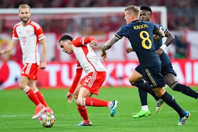 Musiala dẫn bóng trong trận bán kết lượt đi Champions League, Bayern 2-2 Real tối 30/4 trên sân Allianz Arena. Ảnh: DeFodi