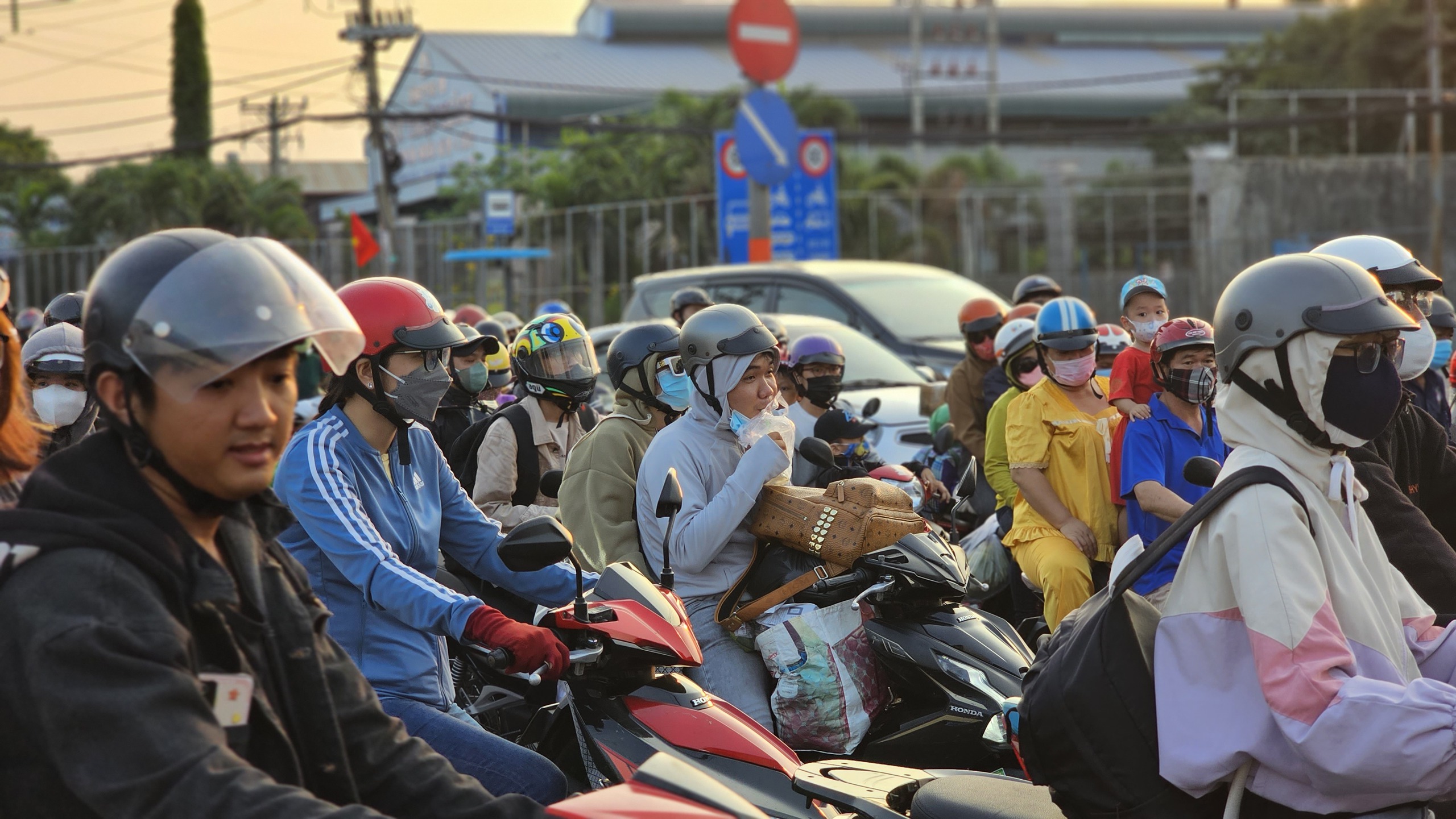 Cửa ngõ phía Tây ùn ứ phương tiện khi người dân quay lại TP.HCM làm việc- Ảnh 3. Người chạy xe máy tranh thủ uống nước trong lúc chờ dèn di chuyển