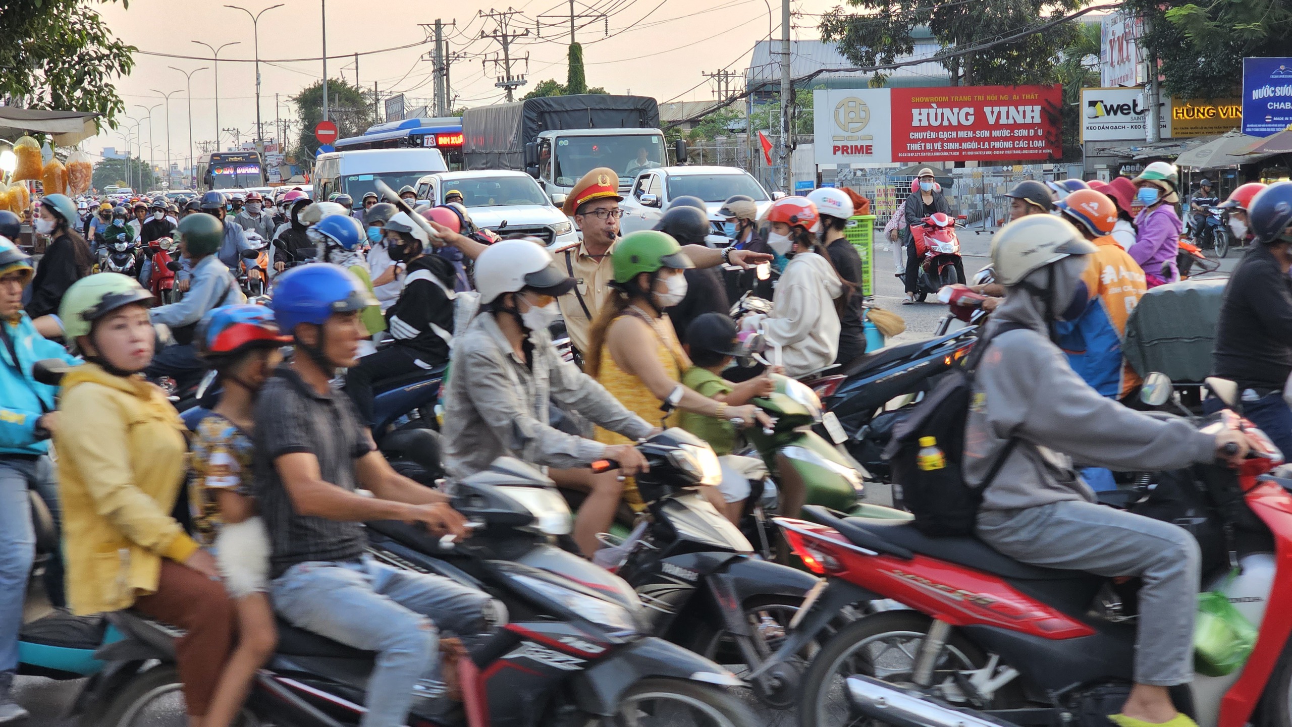 Cửa ngõ phía Tây ùn ứ phương tiện khi người dân quay lại TP.HCM làm việc- Ảnh 5. CSGT vất vả điều tiết giao thông