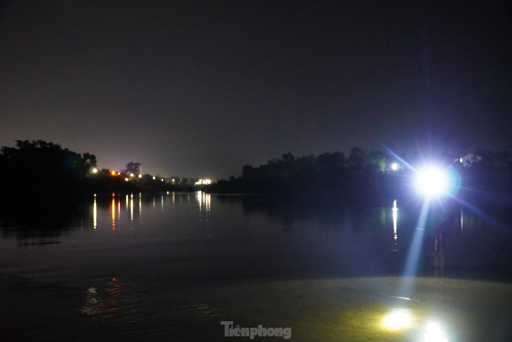 Nước sông cạn, người dân đội đèn bắt cá trong đêm ảnh 6