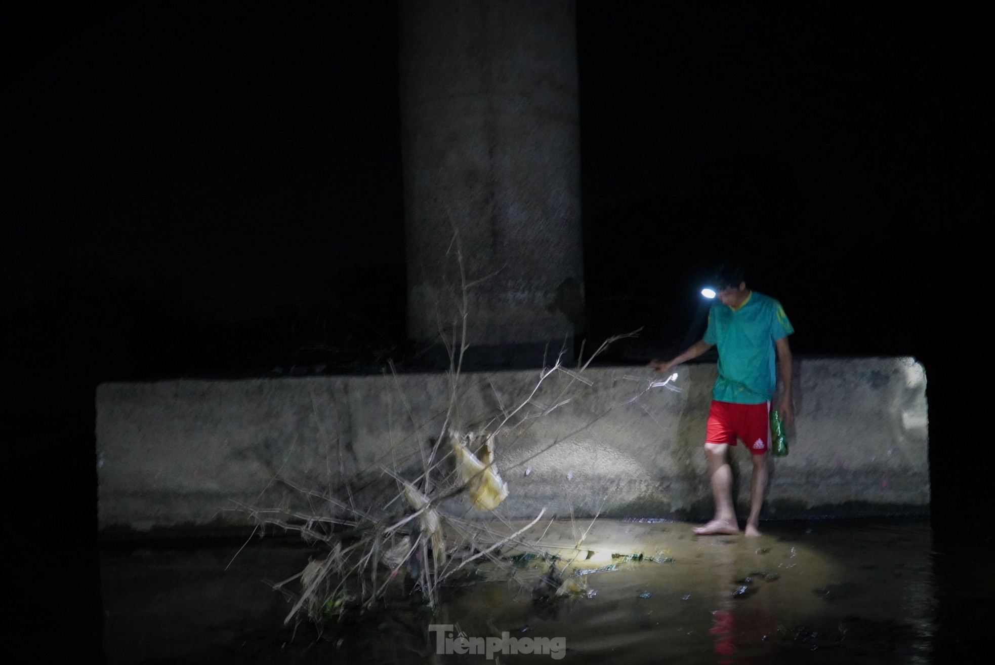 Nước sông cạn, người dân đội đèn bắt cá trong đêm ảnh 5