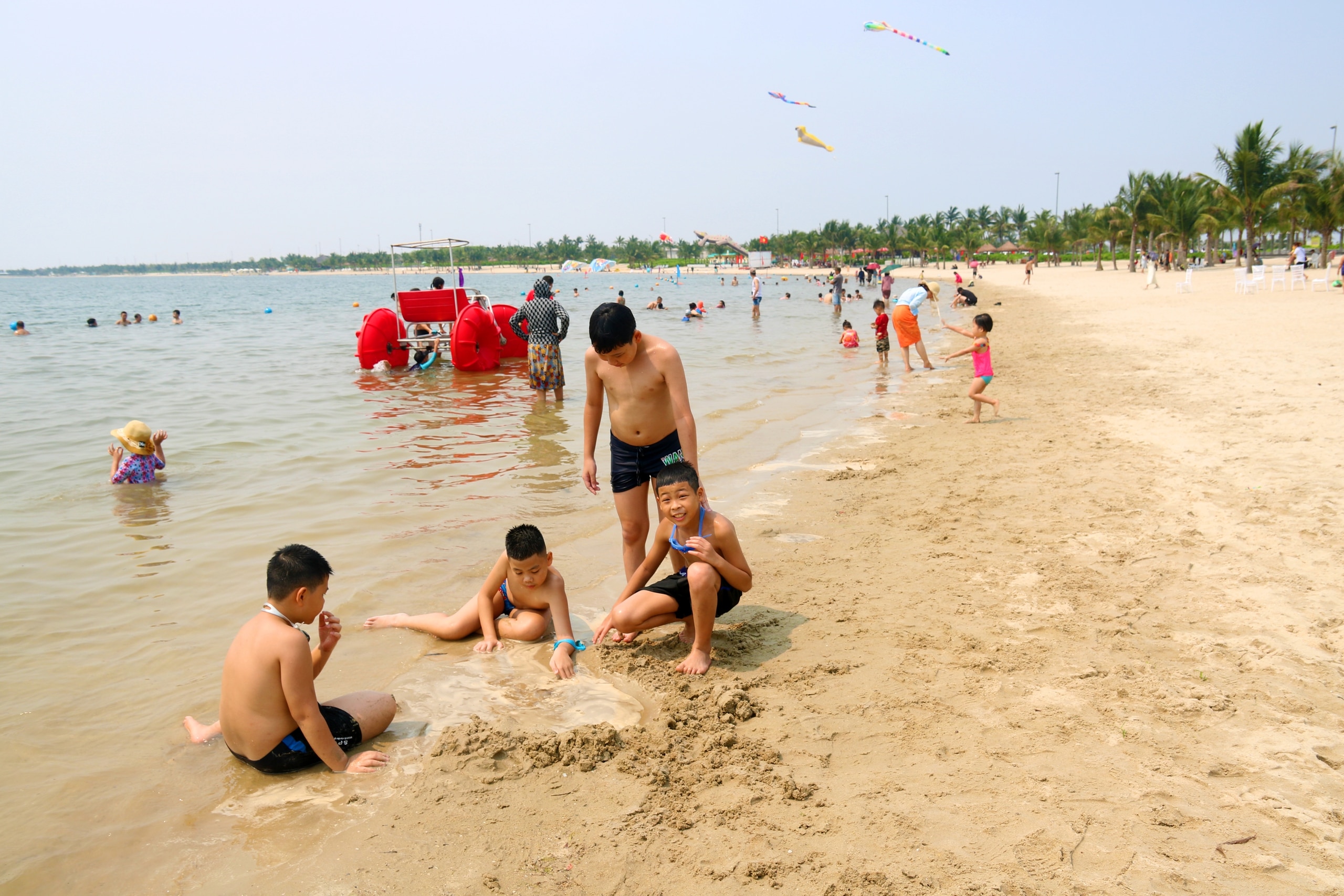 Trẻ em vui chơi trên bãi tắm biển Vụng Hương