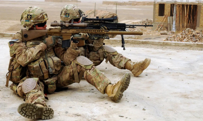 Binh sĩ Mỹ cầm súng trường M110 (trước) và M14 tại Afghanistan tháng 1/2013. Ảnh: Lục quân Mỹ