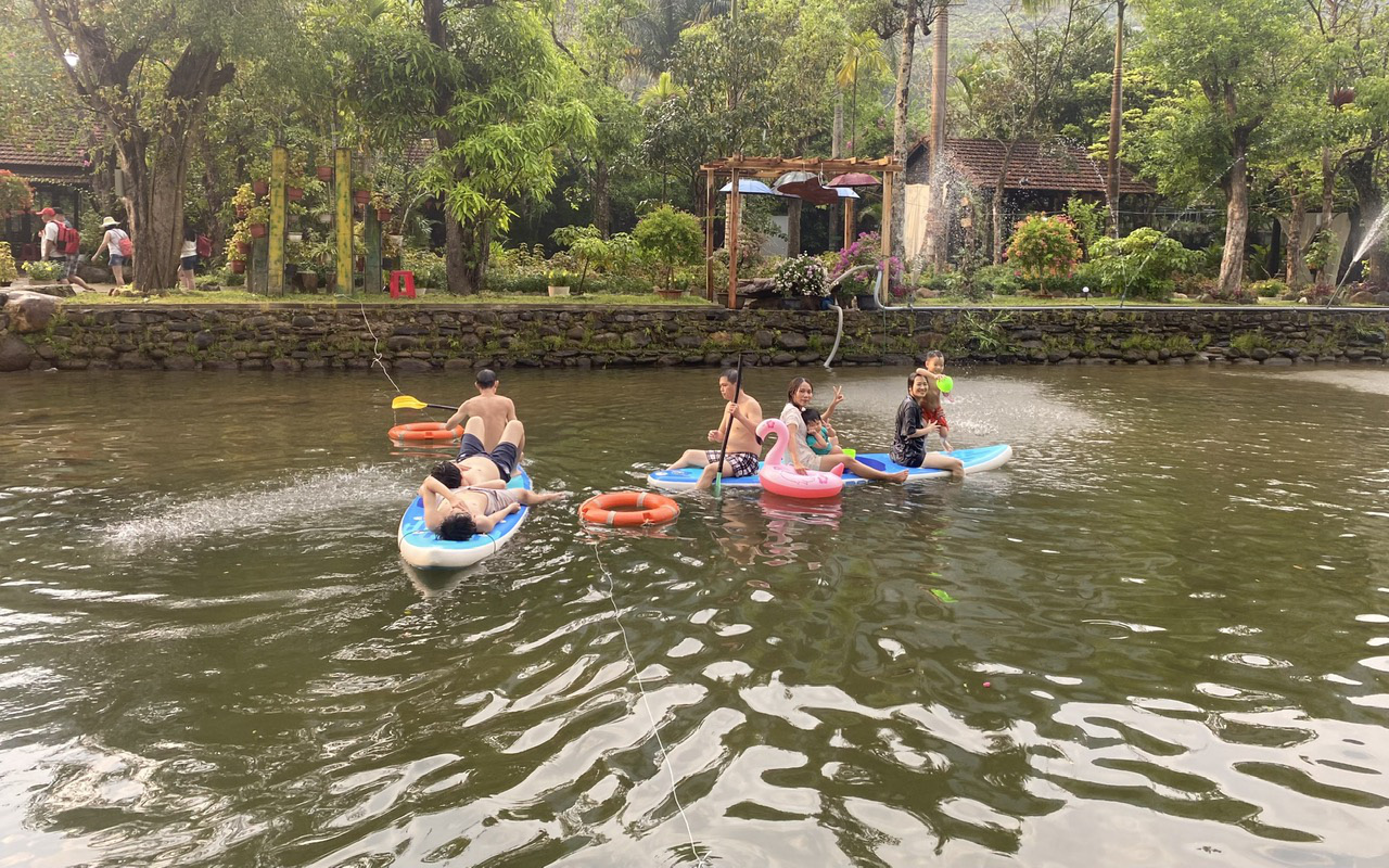 112 chuyến bay đến Đà Nẵng thì có 51 chuyến quốc tế, khách nước ngoài tăng mạnh- Ảnh 3. Dịp lễ năm nay trúng vào thời điểm nắng nóng, các hoạt động giải trí giải nhiệt được ưa chuộng - Ảnh: TRƯỜNG TRUNG
