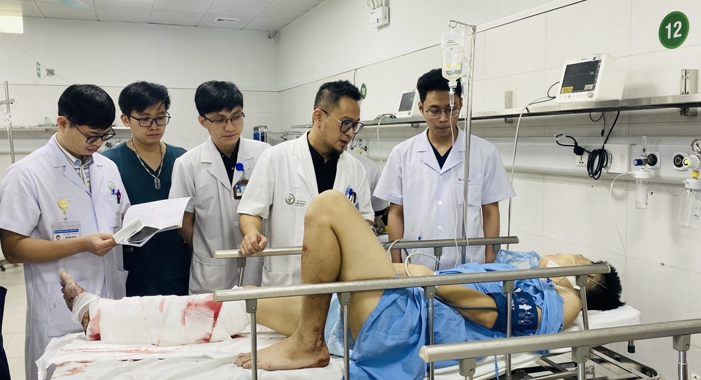 Vừa ra khỏi nhà đi tập thể dục, người phụ nữ Hà Nội gặp tai nạn bất ngờ - Ảnh 2. Vừa ra khỏi nhà đi tập thể dục, người phụ nữ Hà Nội gặp tai nạn bất ngờ - Ảnh 2.