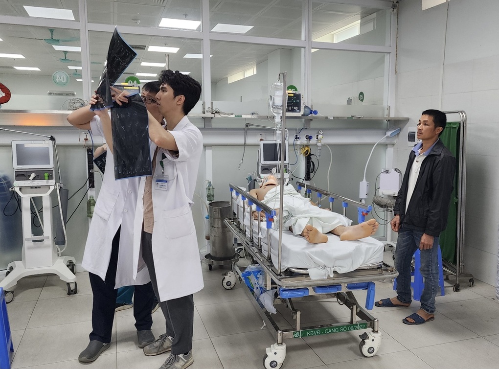 Vừa ra khỏi nhà đi tập thể dục, người phụ nữ Hà Nội gặp tai nạn bất ngờ - Ảnh 3. Vừa ra khỏi nhà đi tập thể dục, người phụ nữ Hà Nội gặp tai nạn bất ngờ - Ảnh 3.