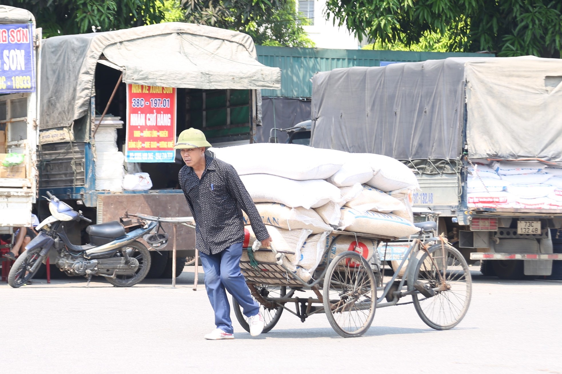 Nhọc nhằn mưu sinh dưới nắng như thiêu đốt của những người coi 'việc nghỉ lễ là điều xa vời' ảnh 2