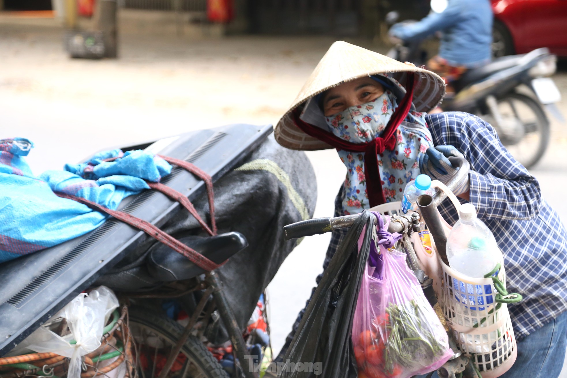 Nhọc nhằn mưu sinh dưới nắng như thiêu đốt của những người coi 'việc nghỉ lễ là điều xa vời' ảnh 5