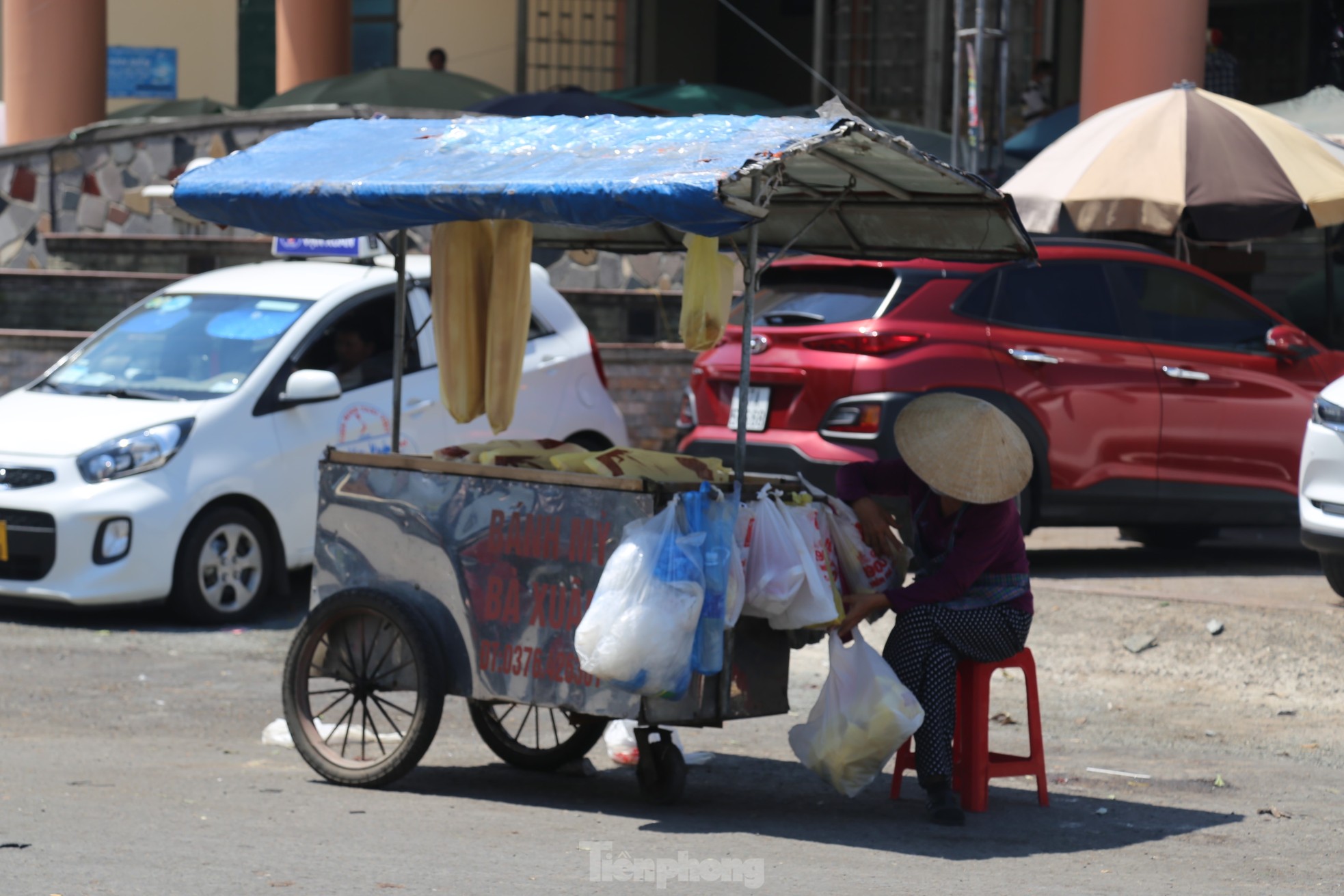 Nhọc nhằn mưu sinh dưới nắng như thiêu đốt của những người coi 'việc nghỉ lễ là điều xa vời' ảnh 7