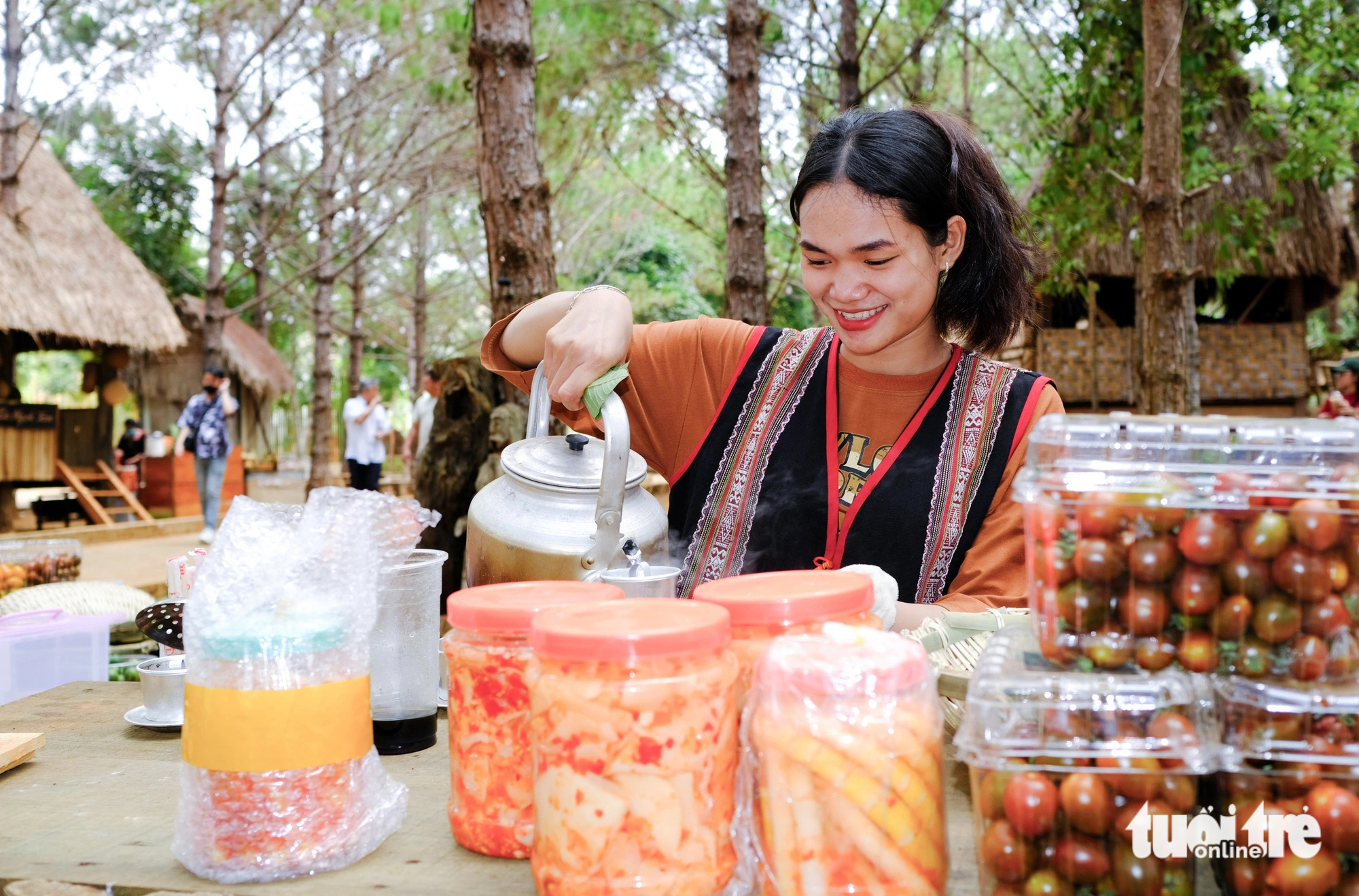 Chợ phiên đậm chất núi rừng Măng Đen hấp dẫn du khách- Ảnh 4. Cô gái người Tày La Thanh Tú (20 tuổi) chuẩn bị gian hàng phục vụ du khách tại chợ phiên - Ảnh: TẤN LỰC