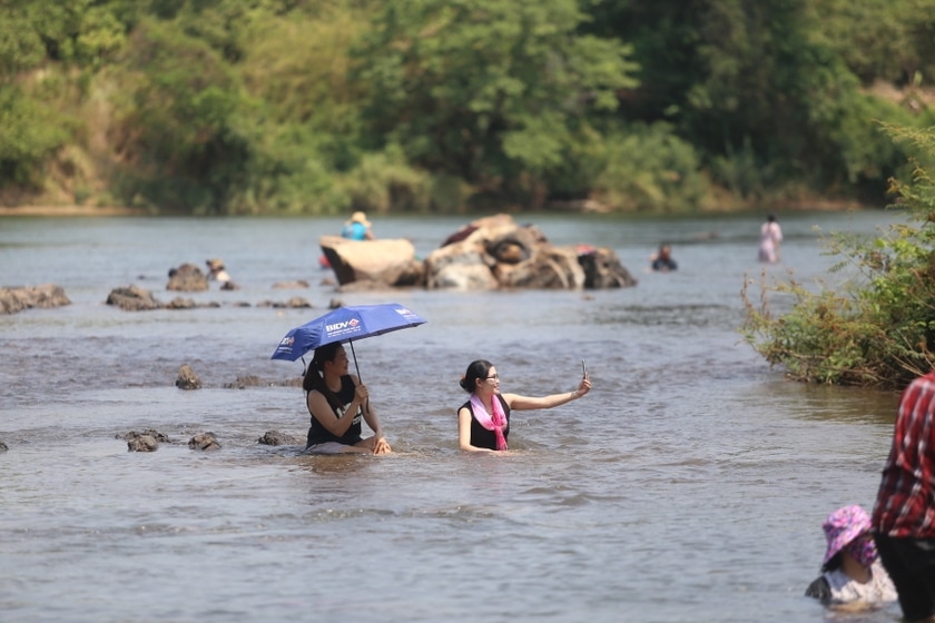 Ở dòng sông nổi tiếng Gia Lai, dân tình nườm nượp lội nước, ra một hòn đảo đốt củi nướng gà- Ảnh 2.