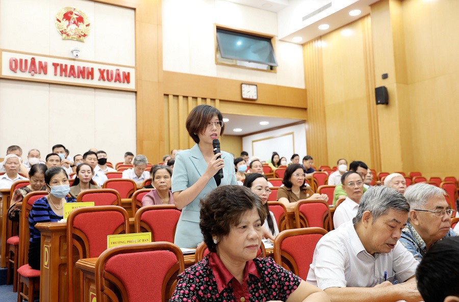Chủ tịch Ủy ban MTTQ phường Nhân Chính Lưu Ngọc Minh phát biểu ý kiến tại cuộc tiếp xúc cử tri quận Thanh Xuân