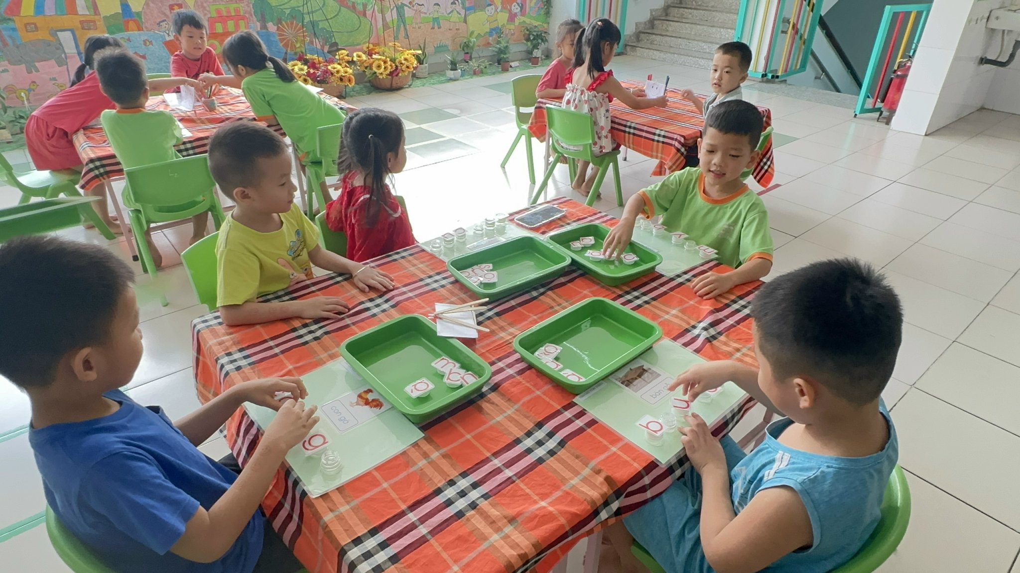 Trẻ lớp lá Trường mầm non Sơn Ca 14, Q.Phú Nhuận, TP.HCM trong các hoạt động làm quen toán, chữ viết, chuẩn bị vào lớp 1