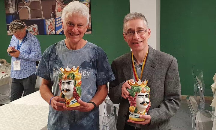 John Nunn (trái) trong giải thi đấu cờ vua tại Sicily năm 2023. (Ảnh: Liên đoàn cờ vua Anh)