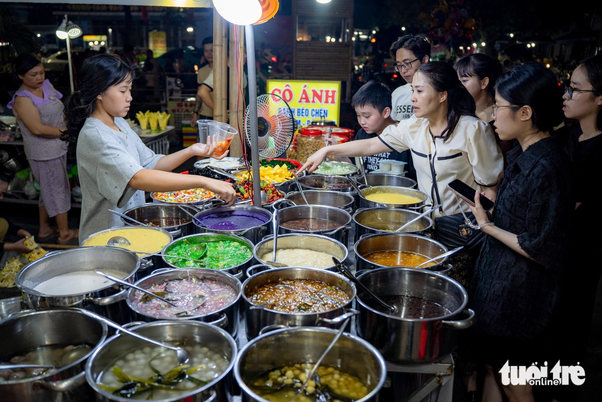 Lễ hội ẩm thực truyền thống Huế 2024 được tổ chức vào dịp lễ 30-4 và 1-5 cũng đã thu hút hàng ngàn lượt khách đến tham quan, ăn uống - Ảnh: LÊ ĐÌNH HOÀNG