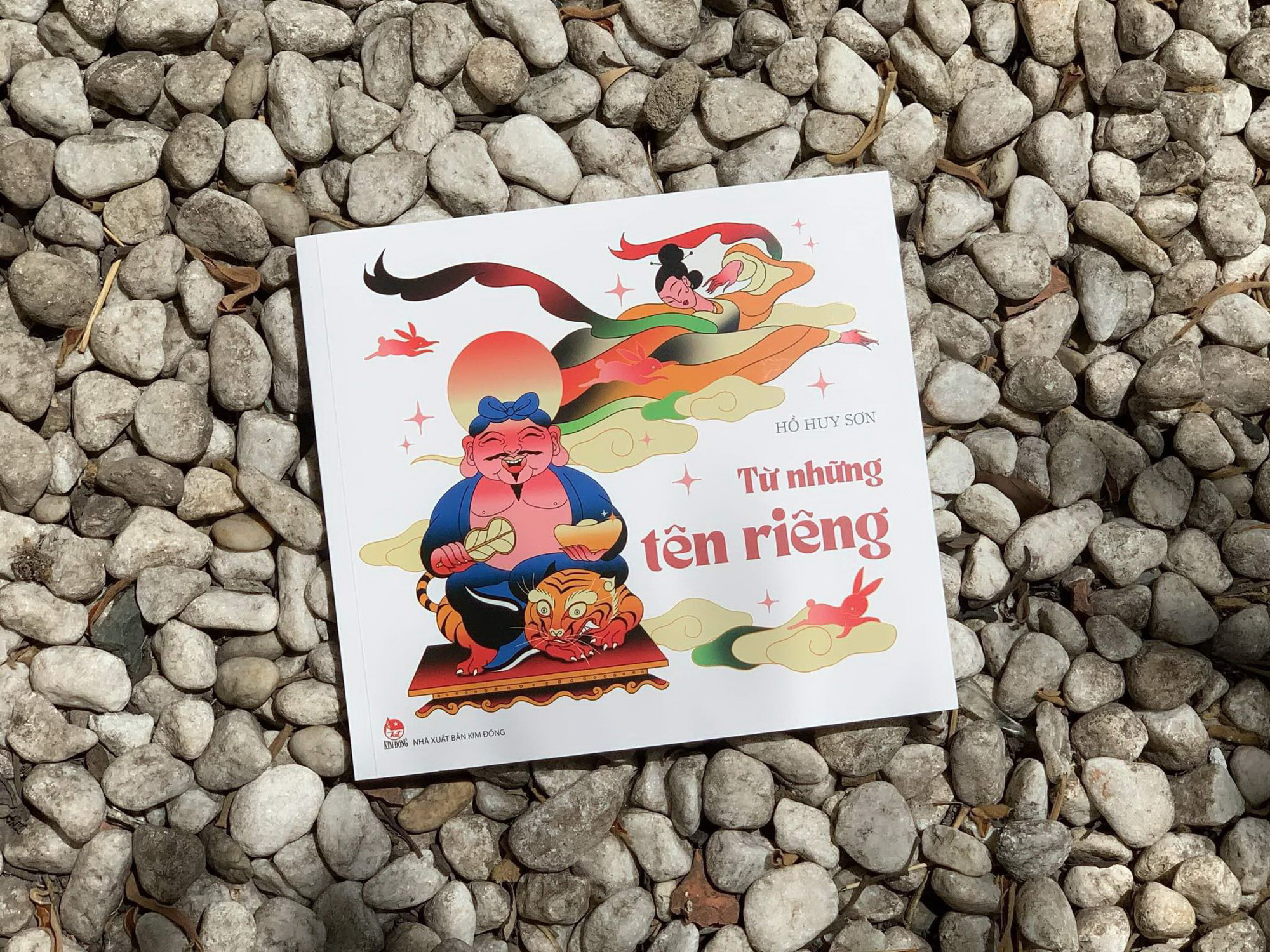 Hồ Huy Sơn viết sách cho thiếu nhi và nghĩ đến niềm vui để bước tới- Ảnh 5. Cuốn sách Từ những tên riêng