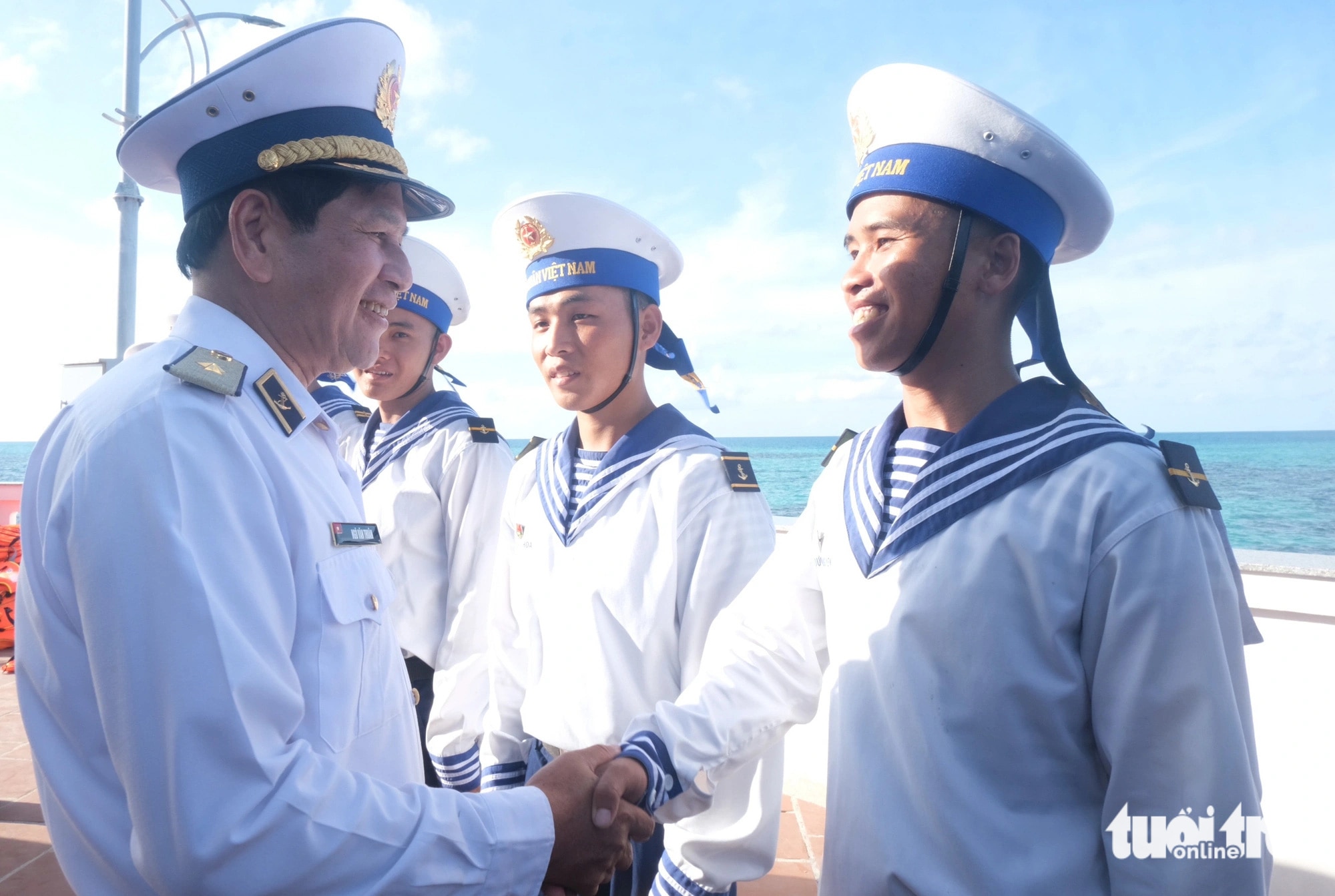 Chuẩn đô đốc Ngô Văn Thuân - chính ủy Vùng 4 hải quân - động viên cán bộ, chiến sĩ ở đảo Núi Le B - Ảnh: HÀ THANH
