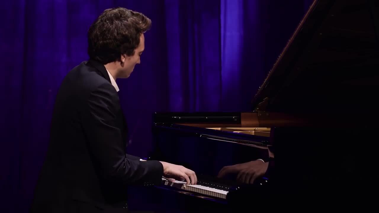 Frédéric Arnault chơi piano